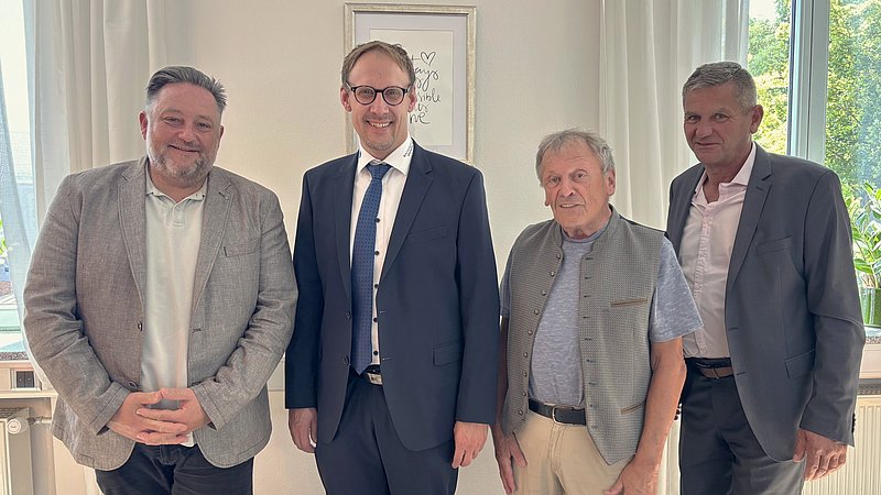 Bürgermeister Thomas Beer begrüßte den Mediziner Stefan Roi von den „Wackersdorfer Hausärzten“ im Beisein vom Mediziner im Ruhestand Dr Kruse und Geschäftsleiter Franz Härtl (v.li.). (Foto: Thomas Stegerer)